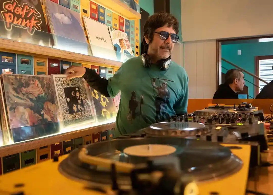 El Club del vinilo en Oye Bar_11zon