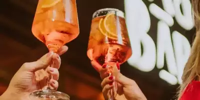 La magia de la Navidad también está en los brindis que esperan 🥂 ✨Gracias por acompañarnos este